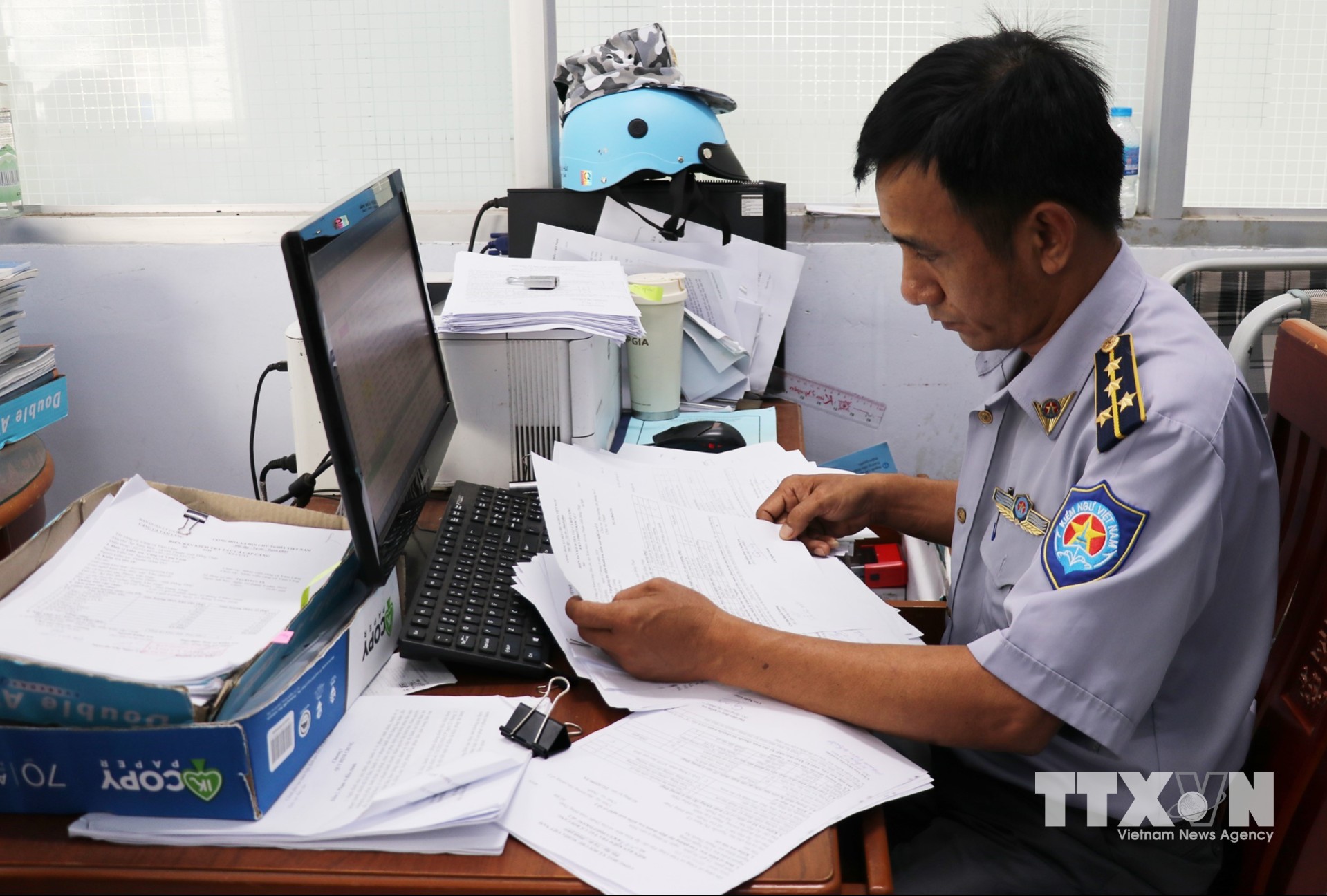 Nhân viên Cảng cá Vàm Láng ở xã Gia Thuận, tỉnh Đồng Tháp thực hiện kiểm soát tàu cá qua cảng. (Ảnh: Hữu Chí/TTXVN)